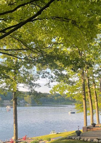 2095 Brighton Shores Trail, Howell, MI 48843