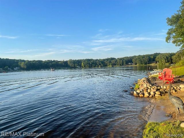 2095 Brighton Shores Trail, Howell, MI 48843