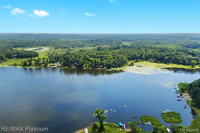 2095 Brighton Shores Trail, Howell, MI 48843