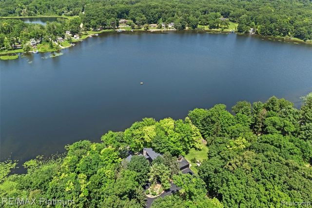 2095 Brighton Shores Trail, Howell, MI 48843