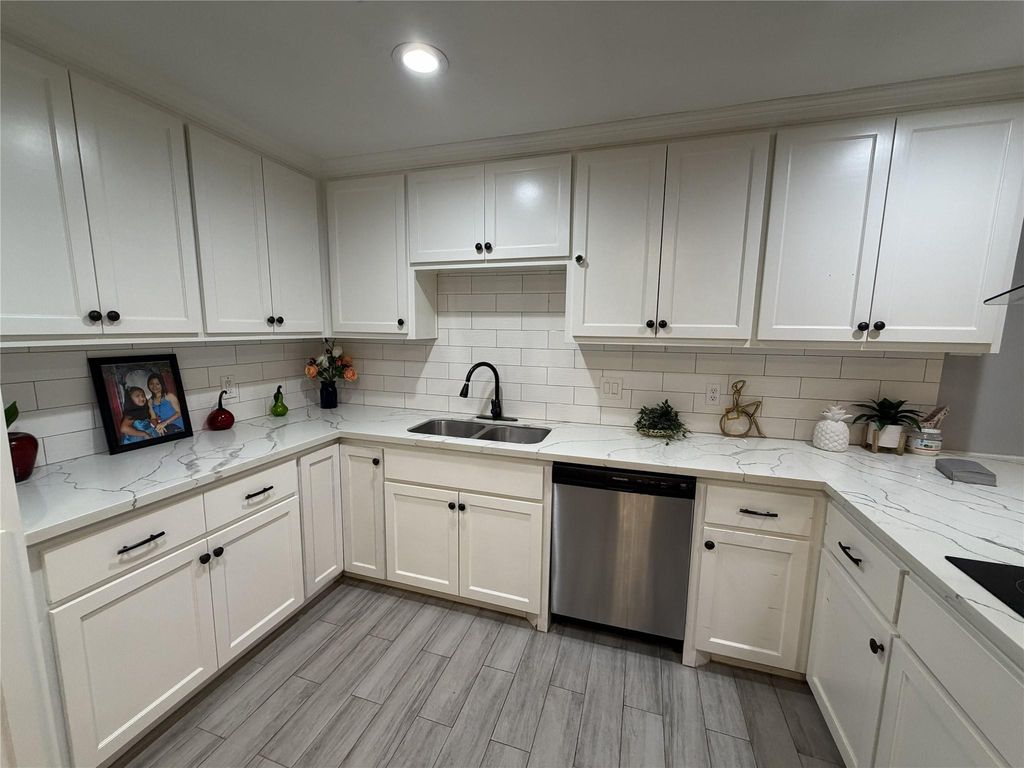 7703 Moonmist B, Houston, TX 77036