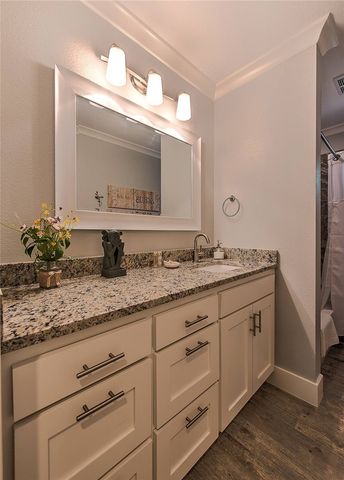 204 SW G Street, Bentonville, AR 72712