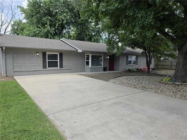 204 SW G Street, Bentonville, AR 72712