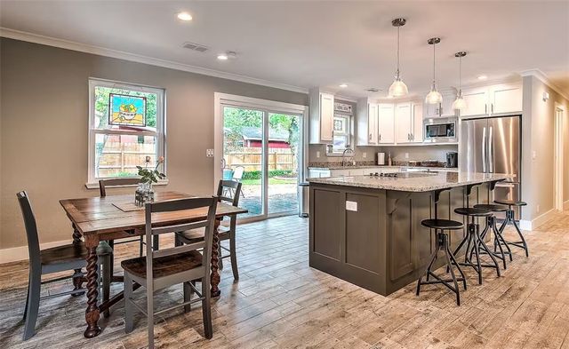 204 SW G Street, Bentonville, AR 72712