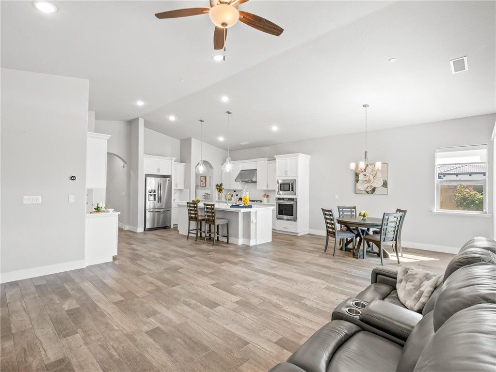 Image 17 of property listing at 1734 N Park, Clovis, CA 93619