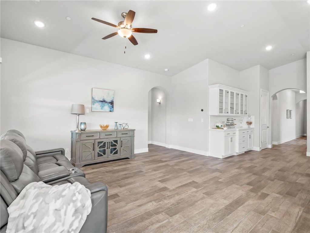 Image 18 of property listing at 1734 N Park, Clovis, CA 93619