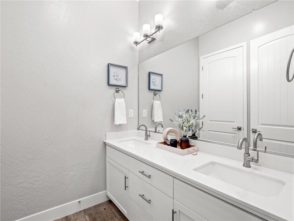 Image 43 of property listing at 1734 N Park, Clovis, CA 93619