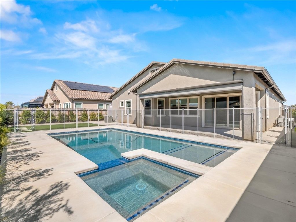 Image 7 of property listing at 1734 N Park, Clovis, CA 93619