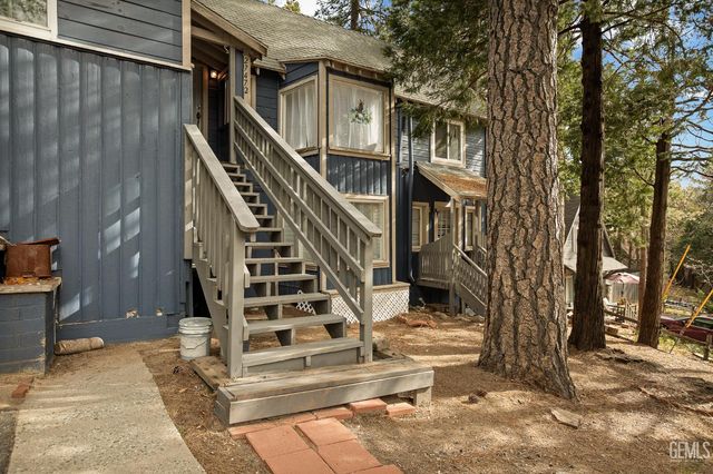 27472 Meadow Drive, Lake Arrowhead, CA 92352