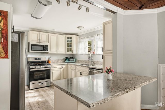 27472 Meadow Drive, Lake Arrowhead, CA 92352