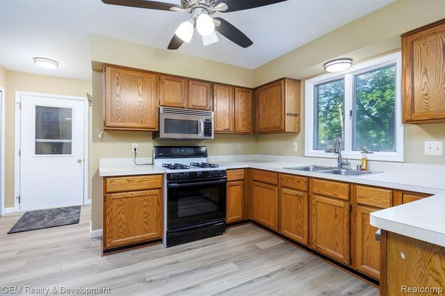 1111 Sarah Road, Pinckney, MI 48169