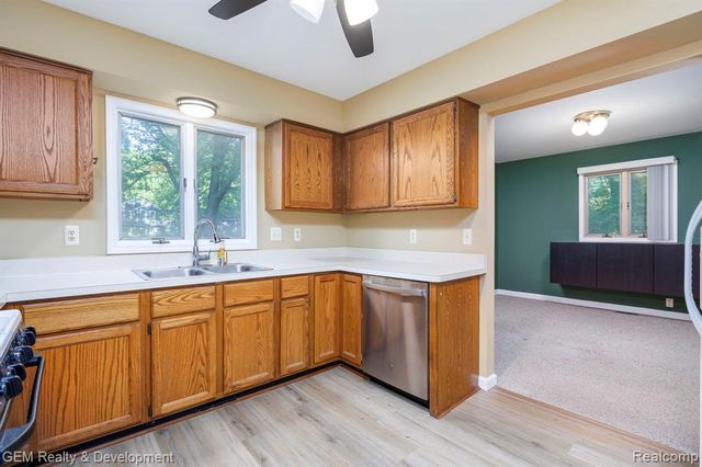 1111 Sarah Road, Pinckney, MI 48169