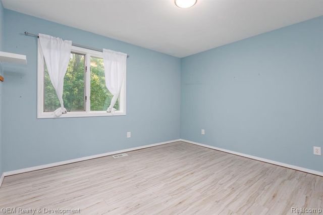 1111 Sarah Road, Pinckney, MI 48169