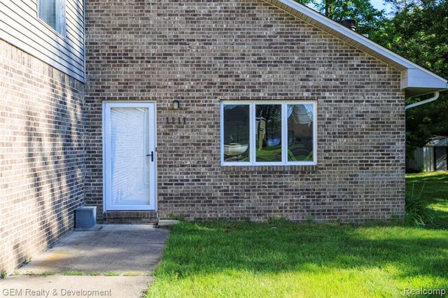 1111 Sarah Road, Pinckney, MI 48169