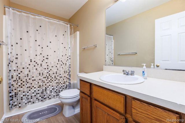 1111 Sarah Road, Pinckney, MI 48169