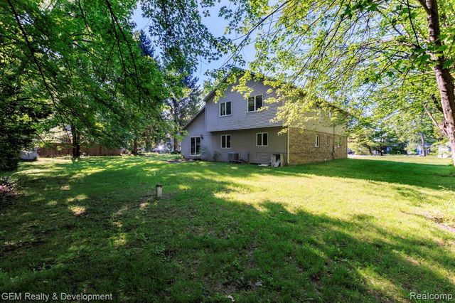 1111 Sarah Road, Pinckney, MI 48169