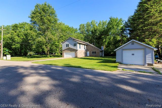 1111 Sarah Road, Pinckney, MI 48169
