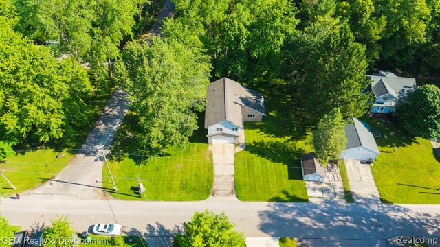 1111 Sarah Road, Pinckney, MI 48169