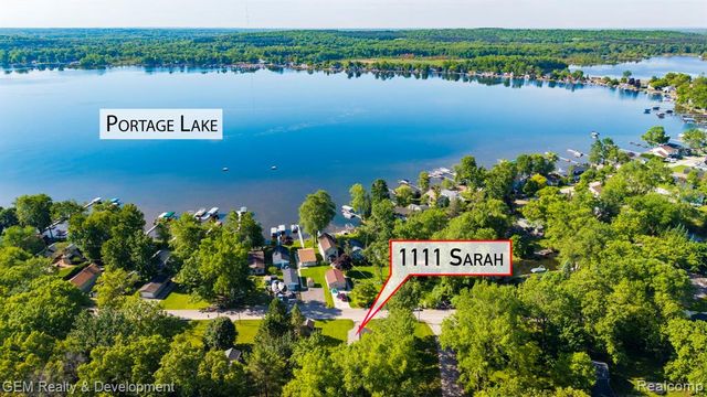 1111 Sarah Road, Pinckney, MI 48169