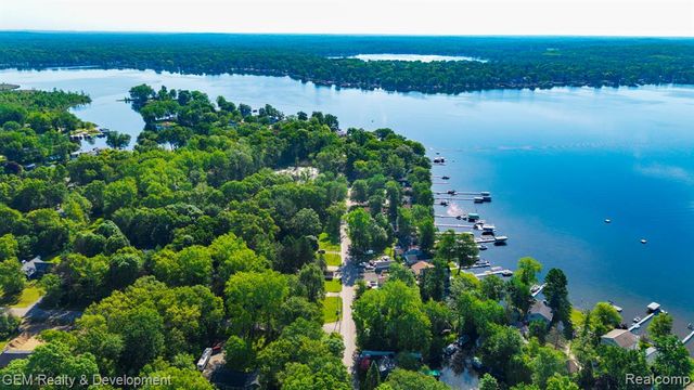 1111 Sarah Road, Pinckney, MI 48169