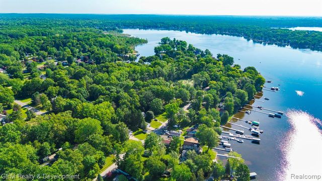 1111 Sarah Road, Pinckney, MI 48169