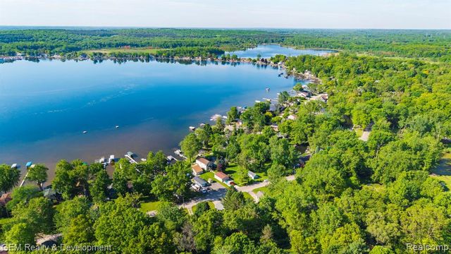 1111 Sarah Road, Pinckney, MI 48169