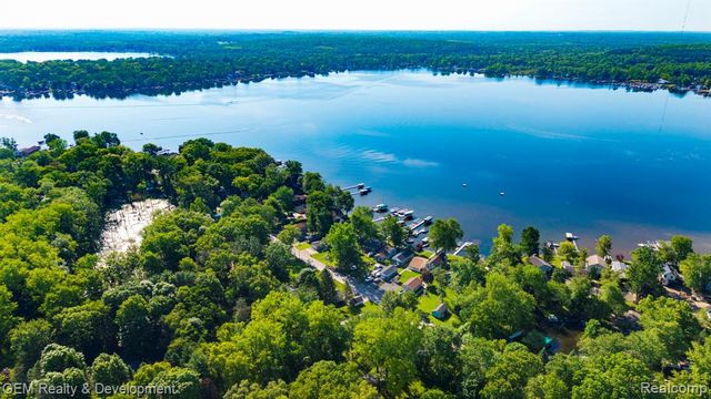 1111 Sarah Road, Pinckney, MI 48169