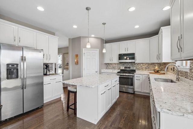 13824 Amelia Drive, Lemont, IL 60439