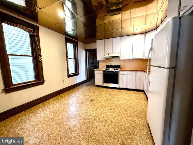 21 E COLLINGS AVE, Collingswood, NJ 08108