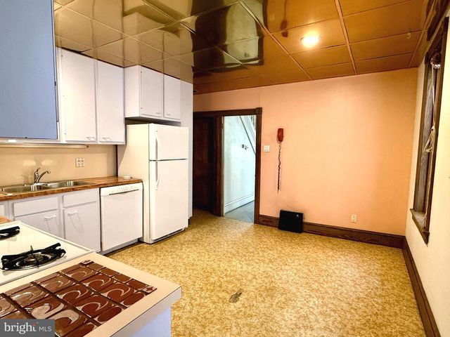 21 E COLLINGS AVE, Collingswood, NJ 08108