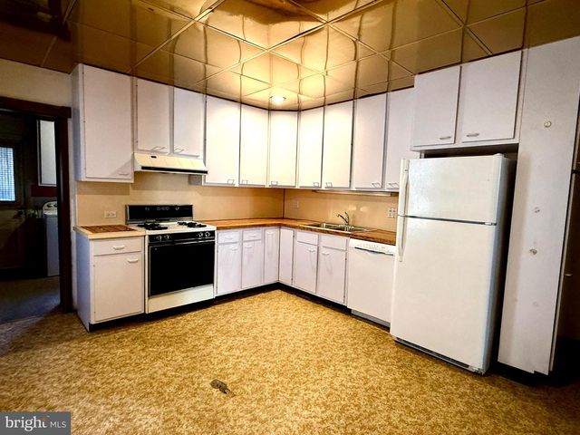 21 E COLLINGS AVE, Collingswood, NJ 08108