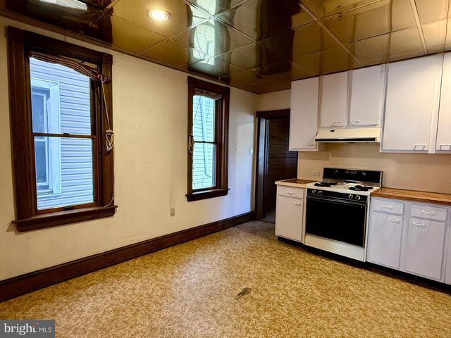 21 E COLLINGS AVE, Collingswood, NJ 08108