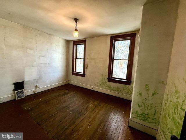 21 E COLLINGS AVE, Collingswood, NJ 08108