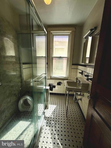 21 E COLLINGS AVE, Collingswood, NJ 08108