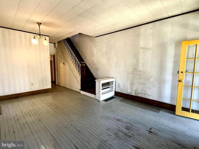 21 E COLLINGS AVE, Collingswood, NJ 08108