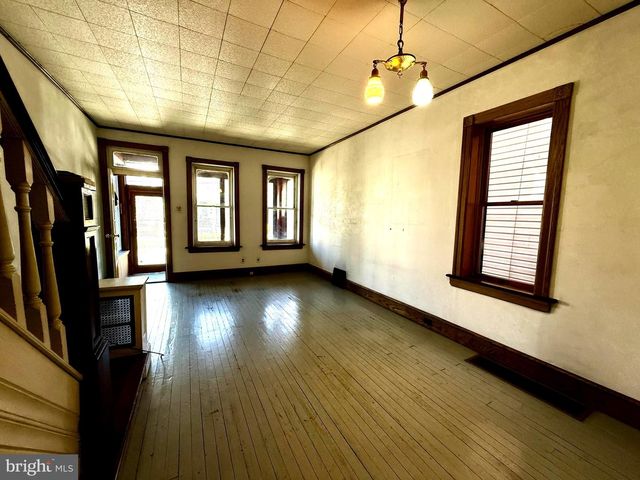 21 E COLLINGS AVE, Collingswood, NJ 08108