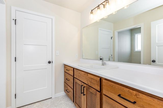 5476 LORI Lane W, West Fargo, ND 58078