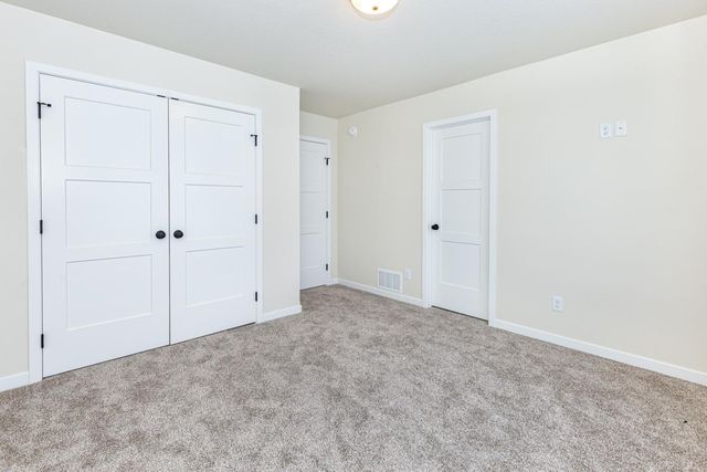 5476 LORI Lane W, West Fargo, ND 58078