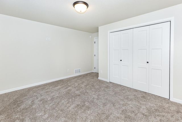 5476 LORI Lane W, West Fargo, ND 58078