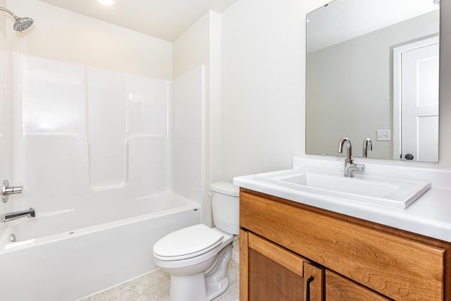 5476 LORI Lane W, West Fargo, ND 58078