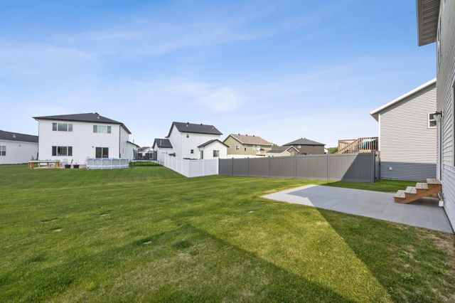 5476 LORI Lane W, West Fargo, ND 58078