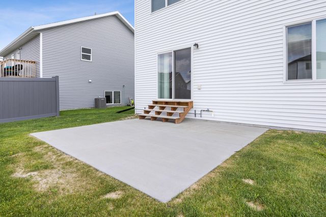 5476 LORI Lane W, West Fargo, ND 58078