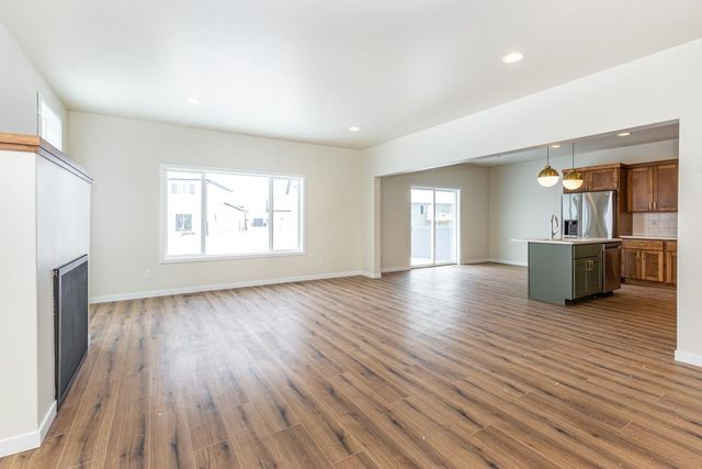 5476 LORI Lane W, West Fargo, ND 58078