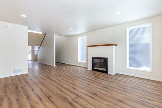 5476 LORI Lane W, West Fargo, ND 58078