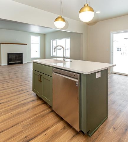 5476 LORI Lane W, West Fargo, ND 58078