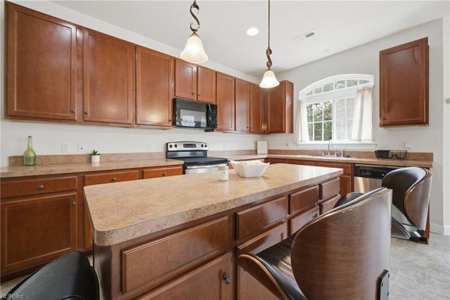 1423 Kemp Bridge LN, Chesapeake, VA 23320