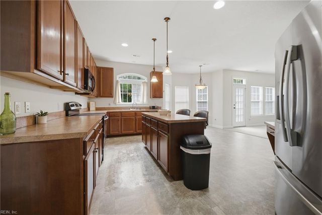 1423 Kemp Bridge LN, Chesapeake, VA 23320