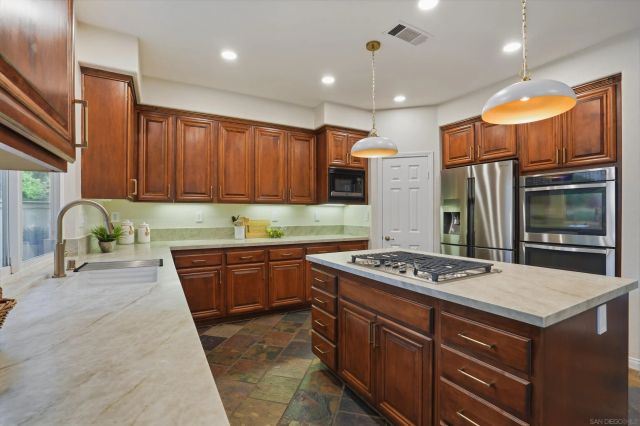 6104 Paseo Valiente, Carlsbad, CA 92009