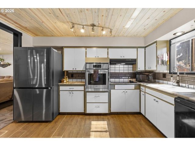 1408 SISKIYOU Blvd, Medford, OR 97504