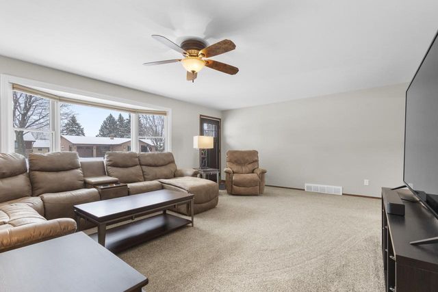 1729 N BLOSSOM DRIVE, Appleton, WI 54914